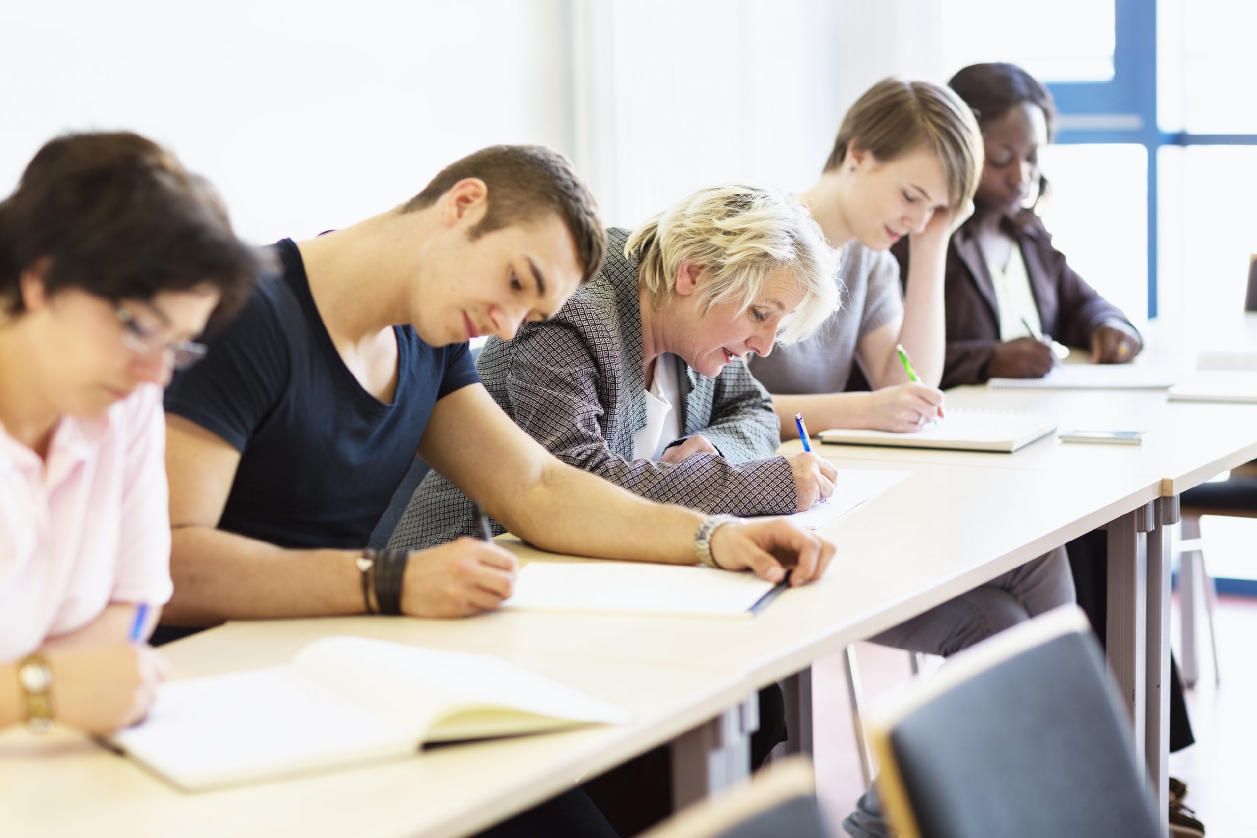 Exam prep обществознание. Экзамен. Письменный экзамен. Студент пишет. Тест для студентов.