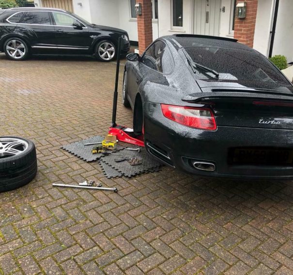 What Factors You Should Consider Before Choosing A Garage Servicing